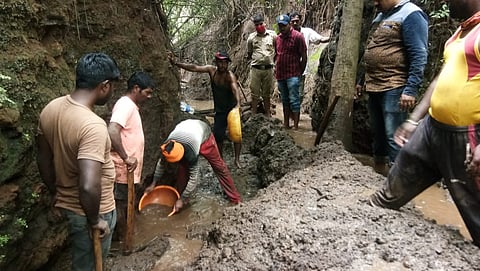 सातारा पोलिस जंगलात मृतदेह शोधताना