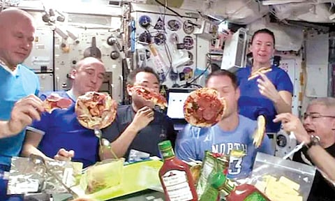 पिझ्झा पार्टी अंतराळात रंगली