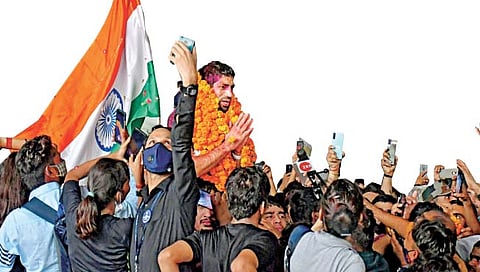 ऑलिम्पिक वीरांचे आंतरराष्ट्रीय विमानतळावर जल्लोषी स्वागत