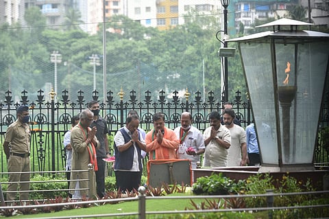 नारायण राणे बाळासाहेबांच्या स्मृतीस्थळावर अभिवादन करून गेल्यानंतर शिवसैनिकांनी त्या ठिकाणी दुग्धाभिषेक आणि गोमुत्राने शुद्धीकरण केले.