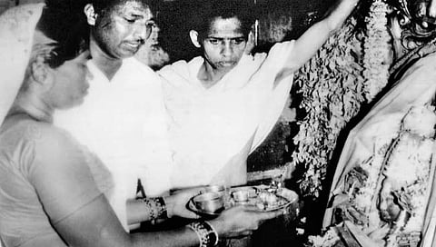 16 जुलै 1978 रोजी अंबाबाई मंदिरातील देवीच्या गाभार्यात पाच दलित दाम्पत्यांच्या हस्ते देवीला अभिषेक घालण्यात आला. त्याप्रसंगी देवीची पूजा करताना सौ. हरणाबाई वायदंडे व कृष्णात वायदंडे हे दाम्पत्य. शेजारी उपस्थित श्रीपूजक सखाराम मुनीश्वर. ही घटना कोल्हापूरच्या इतिहासातील सामाजिक क्रांतीचे पुढचे पाऊल ठरली.