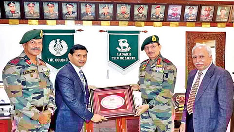 सियाचीनलगतच्या उधमपूर येथील नॉर्दर्न कमांडमध्ये सियाचीन हॉस्पिटलच्या 20 व्या वर्षपूर्तीनिमित्तचे स्मृतिचिन्ह लेफ्टनंट जनरल वाय. के. जोशी यांना देताना ‘पुढारी’चे चेअरमन डॉ. योगेश जाधव, मेजर जनरल सुजित पाटील. शेजारी समूह सरव्यवस्थापक अनिल पाटील.