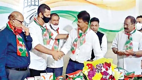 पणजी : एल्विस गोम्स यांच्या पक्षप्रवेशावेळी त्यांचे हस्तांदोलन करून स्वागत करताना युरी आलेमाव.