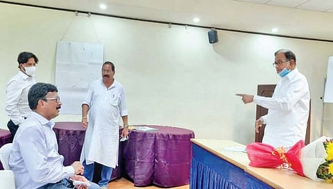 काँग्रेसचे पणजीतील इच्छुक उमेदवार उदय मडकईकर यांच्याशी संवाद साधताना पी. चिदंबरम.