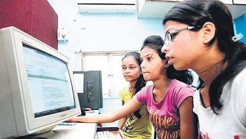 अकरावी सीईटीत मराठी का नाही?