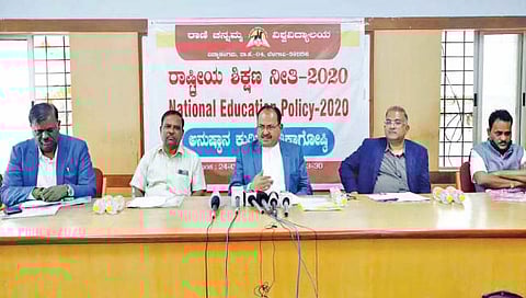 बेळगाव : पत्रकार परिषदेत बोलताना प्रा. रामचंद्रगौडा. शेजारी इतर.