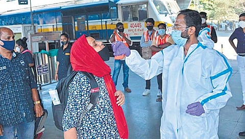 कोरोना चे रुग्ण रेल्वेतून मुंबईत दाखल होत असल्याचे गंभीर चित्र