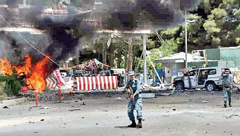 काबूल : येथील विमानतळाबाहेर गुरुवारी सायंकाळी एकापाठोपाठ एक असे दोन बॉम्बस्फोट झाले. त्यामुळे परिसरात आगडोंब उसळला.