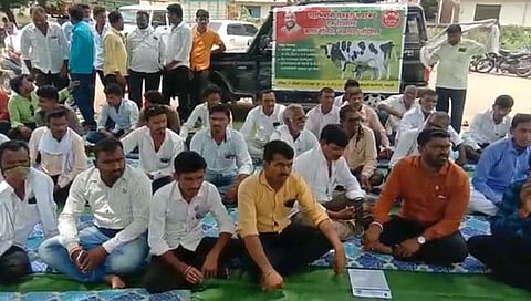 परभणी : दूध दरवाढीसह किसान क्रेडिट कार्डसाठी स्वाभिमानीचे आंदोलन