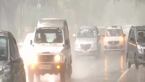 दिल्लीला मुसळधार पावसाने झोडपले