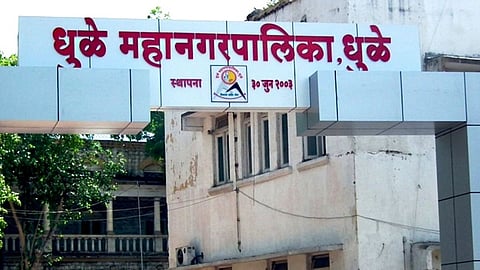 धुळे महापालिका: सभेत कचरा आणून नगरसेवकांनी केला निषेध