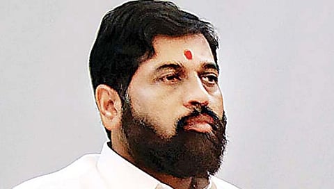 शिवसेना शाखेतील शिंदे पिता-पुत्रांचे फोटो काढले