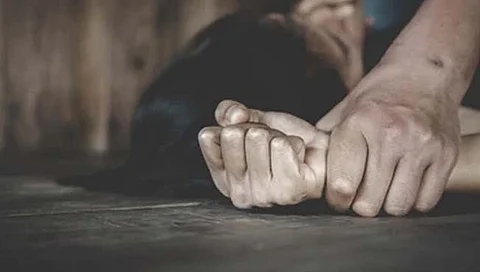 पुणे : व्हिडीओ व्हायरलची धमकी देत मैत्रिणीच्या पतीनेच बलात्कार करून उकळली खंडणी