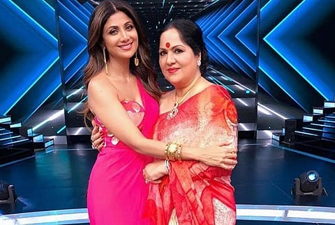 अभिनेत्री शिल्पा शेट्टी व सुनंदा शेट्टी यांच्यावर कोट्यवधी रुपयांची आर्थिक फसवणूक केल्याचा आरोप करण्यात आला आहे.