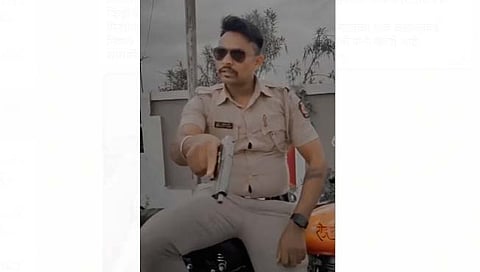 गन हातात घेऊन फिल्मी स्टाईलने हवा करणारा पोलीस शिपाई निलंबित