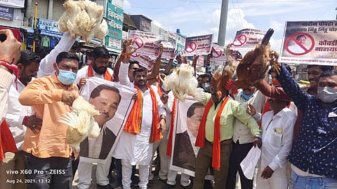 वाशिम : नारायण राणे यांच्याविरोधात शिवसेनेचे कोंबडी फेको आंदोलन