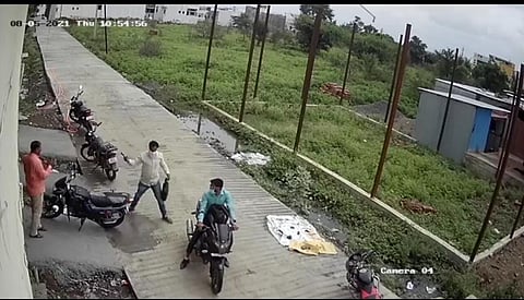 बंदूकीचा धाक दाखवत ८७ हजारांची राेकड लंपास; चोरटे सीसीटीव्हीत कैद