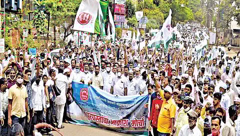 कोल्हापूर : माजी खा. राजू शेट्टी यांच्या नेतृत्वाखाली पूरग्रस्त शेतकर्यांनी सोमवारी जिल्हाधिकारी कार्यालयावर आक्रोश मोर्चा काढला. ( छाया : पप्पू अत्तार)
