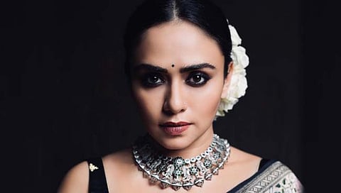 ब्लॅक इज ब्युटिफुल म्हणत अमृता खानविलकर हिने लावलं वेड