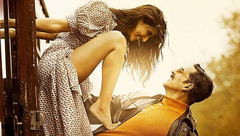 अक्षय-वाणी कपूर झोपाळ्यावर करायला गेले एक अन् झालं भलतचं…(Video)