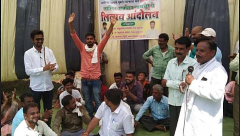 Farmers Agitation : संतप्त शेतक-यांनी तहसील कार्यालयाचाच केला लिलाव!