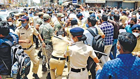 सांगली : मुख्यमंत्री निवेदन स्वीकारत असतानाच गोंधळ झाल्याने पोलिसांनी सौम्य लाठीमार करून कार्यकर्त्यांना पिटाळून लावले. (छाया : सचिन सुतार)