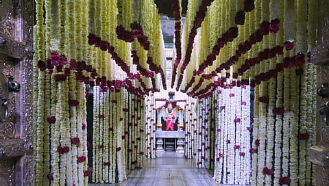 विठ्ठल रूक्मिणी मंदिर पुत्रदा एकादशीनिमित्त मनमोहक फुलांनी सजले (फोटो)