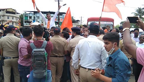 चिपळूण : नारायण राणेंच्या सत्कार कार्यक्रमात राडा; भाजप- शिवसेना कार्यकर्ते भिडले