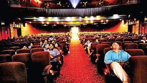 थिएटर बंद करायला परवानगी द्या; उच्च न्यायालयात याचिका