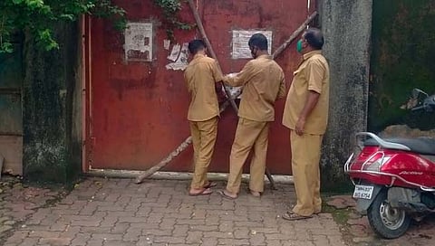 मुंबईमध्ये अनाथाश्रमात २२ मुलं कोरोना पॉझिटिव्ह सापडल्याने खळबळ उडाली आहे.