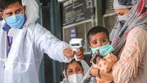 आर फॅक्टर आठ राज्यात वाढतोय, कोरोनाची दुसरी लाट अजून संपली नाही