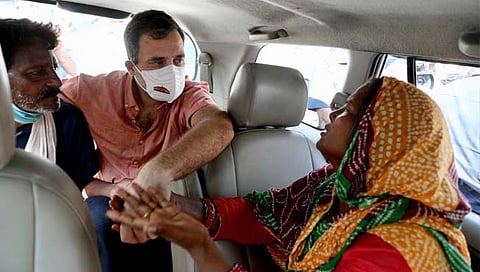 दिल्ली सामूहिक बलात्कार प्रकरणातील पीडिताच्या आई वडिलांना स्वत:च्या गाडीत बसवून राहुल गांधी यांनी त्यांच्या भावना समजून घेतल्या.