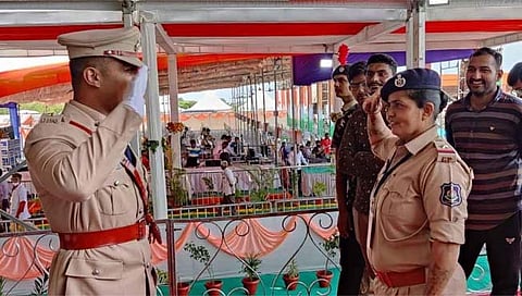 डीवायएपी मुलगा आणि एएसआय आई दोघेही एकमेकांना सलाम करताना दिसत आहेत