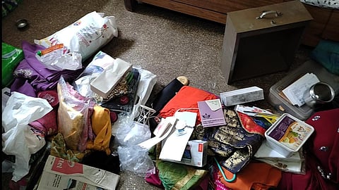 कोल्हापूर शहरातील दाटीवाटीच्या संभाजीनगर परिसरात बुधवारी पहाटे चोरट्यांनी धुमाकूळ घातला. चार बंद घरांना लक्ष करत येथील सोने-चांदीचा ऐवज, एलईडी टीव्ही असा मुद्देमाल चोरट्यांनी लंपास केला आहे.