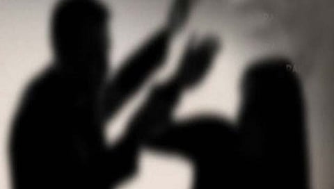 धक्कादायक : डॉक्टर पतीने चाकूने कापले डॉक्टर पत्नीचे केस