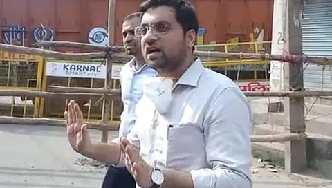 . कर्नालचे उप न्यायदंडाधिकारी आयुष सिन्हा पोलीसांना थेट शेतकऱ्यांची डोकी फोडण्यास सांगत आहेत.