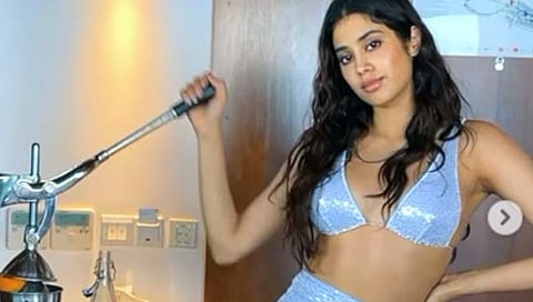 जान्हवी कपूर स्टायलिश अदा, पण…