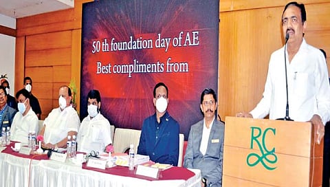 कोल्हापूर : असोसिएशन ऑफ आर्किटेक्ट अँड इंजिनिअर्सच्या सुवर्ण महोत्सवी कार्यक्रमात बोलताना जलसंपदामंत्री जयंत पाटील. डावीकडून राज डोंगळे, आ. चंद्रकांत जाधव, कामगार मंत्री हसन मुश्रीफ, पालकमंत्री सतेज पाटील, आर्किटेक्ट असोसिएशनचे अध्यक्ष अजय कोराणे, उपाध्यक्ष विजय चोपदार.