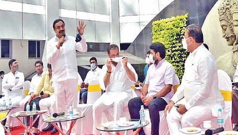 मुंबई ः बैलगाडी शर्यतीबाबत मंत्रालयात आयोजित बैठकीत बोलताना जलसंपदामंत्री जयंत पाटील. बाजूस गृहराज्यमंत्री सतेज पाटील.