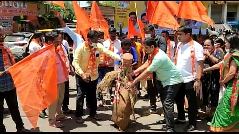 कुडाळ : राणेंच्या विरोधात घोषणाबाजी, राणेंचा प्रतिकात्मक पुतळा जाळण्याचा प्रयत्न