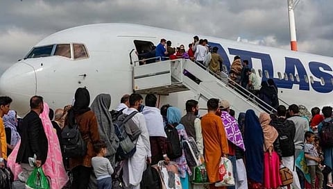 अफगाणिस्तान सोडण्यासाठी काबूल विमानतळावर नागरिकांची प्रचंड गर्दी जमली आहे.