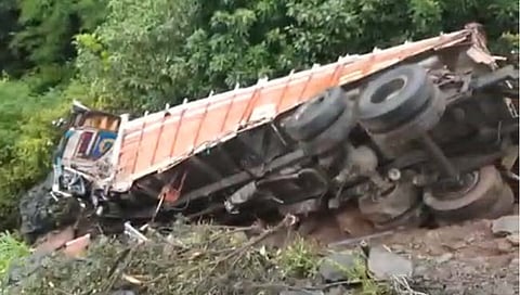 अपघात : कसारा घाटात भीषण अपघात; १०० फूट खोल दरीत ट्रक कोसळला