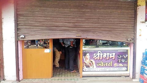 कातरखटाव येथील श्रीराम ज्वेलर्सचे शटर उचकटून चोरट्यांनी दुकानातील मुद्देमाल लंपास केला.