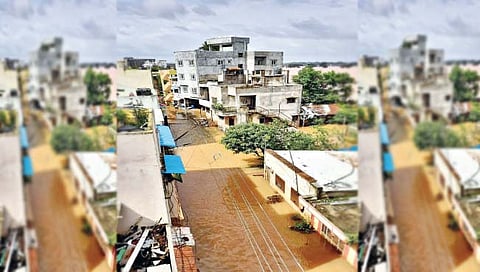 कोल्हापूर : न्यू पॅलेस परिसरातील पुंगावकर मळा परिसरात आलेले महापुराचे पाणी. (छाया : नाज ट्रेनर)