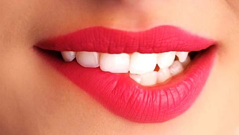 दिवसात पाचपेक्षा अधिकवेळा ओठ चावता का? मग जरा दमानं घ्या! अन्यथा…