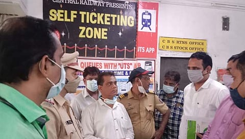 लोकल प्रवास : केवळ मासिक पास मिळणार, मुख्यमंत्र्यांच्या निर्णयावर संभ्रम