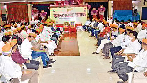 कोल्हापूर : सकल मराठा समाजाच्या वतीने सोमवारी राजारामपुरी येथील इंद्रप्रस्थ सभागृहात मराठा आरक्षण लढ्याची पुढील दिशा ठरविण्यासाठी व्यापक बैठक घेतली. यावेळी विविध क्षेत्रांतील मान्यवर मोठ्या संख्येने उपस्थित होते.(छाया : पप्पू अत्तार)