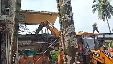 मुख्यमंत्री उद्धव ठाकरे यांचे स्वीय सहाय्यक मिलिंद नार्वेकर यांच्या मुरुड गावातील वादग्रस्त होत चाललेल्या बंगल्यावर अखेर हातोडा पडला आहे.