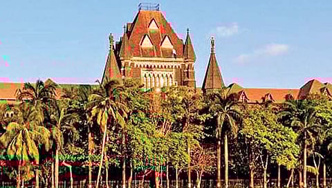 कोरोना संसर्ग : लस घेतलेल्या वकील, कोर्टातील क्लार्कना लोकल प्रवासाची मुभा