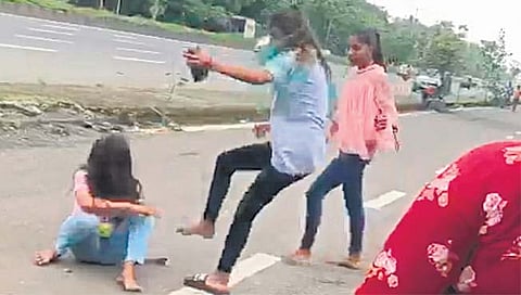 माझ्या बॉयफ्रेंडसोबत तू का फिरतेस? तरुणींनी भररस्त्यात मुलीला तुडवले